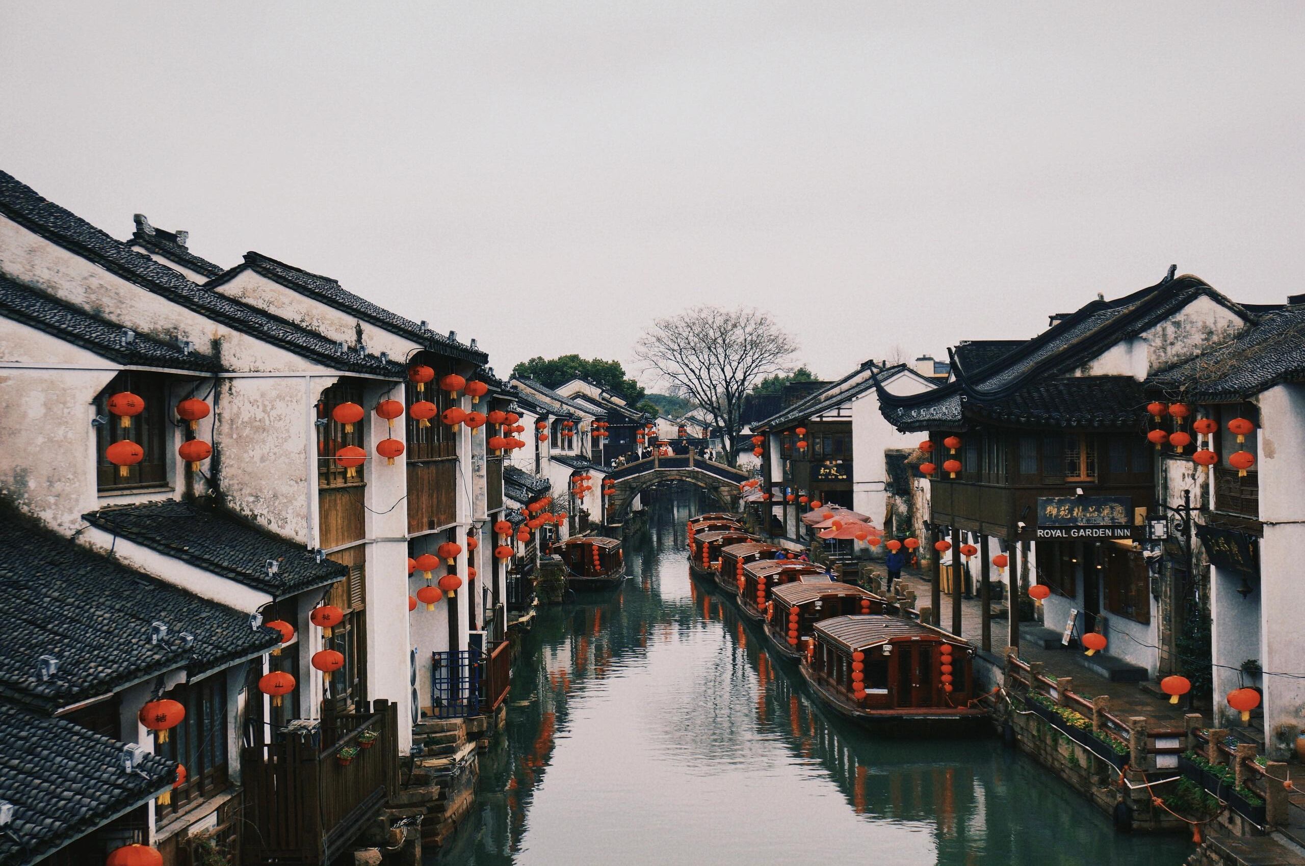 苏州园林或杭州西湖景色